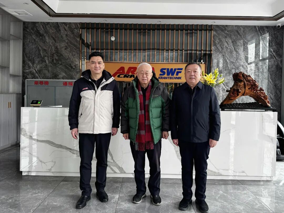 中国重机协会景晓波副会长、长垣经开区李联合主任一行莅临阿尔法起重调研指导